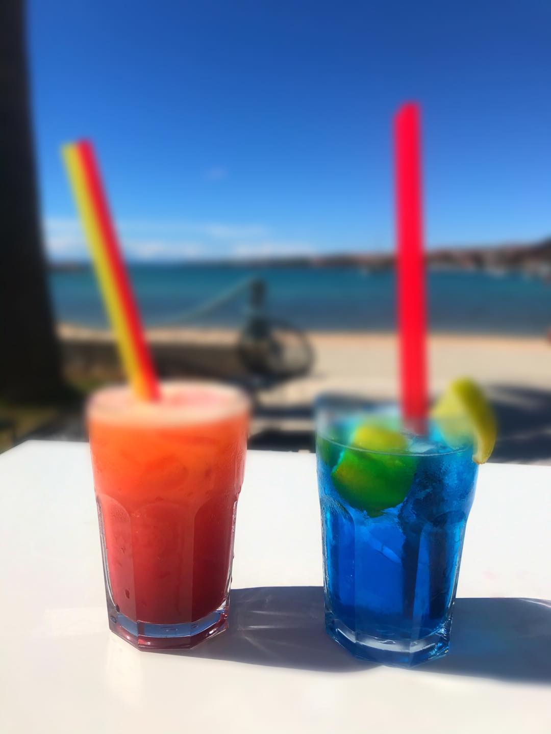 koktel novalja u blizini plaže